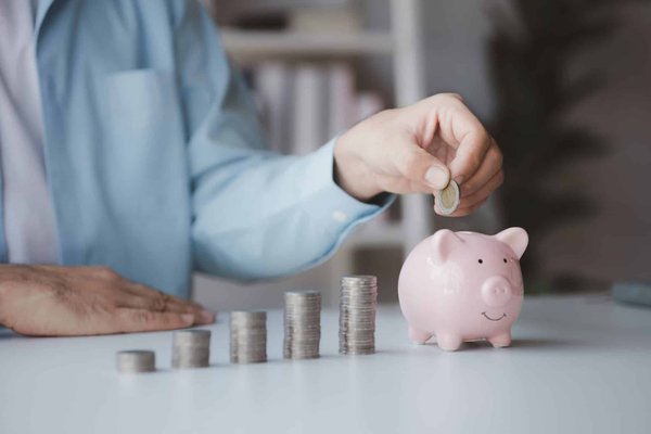 Quelles sont les techniques pour améliorer la stabilité en descente sur un VTT électrique?